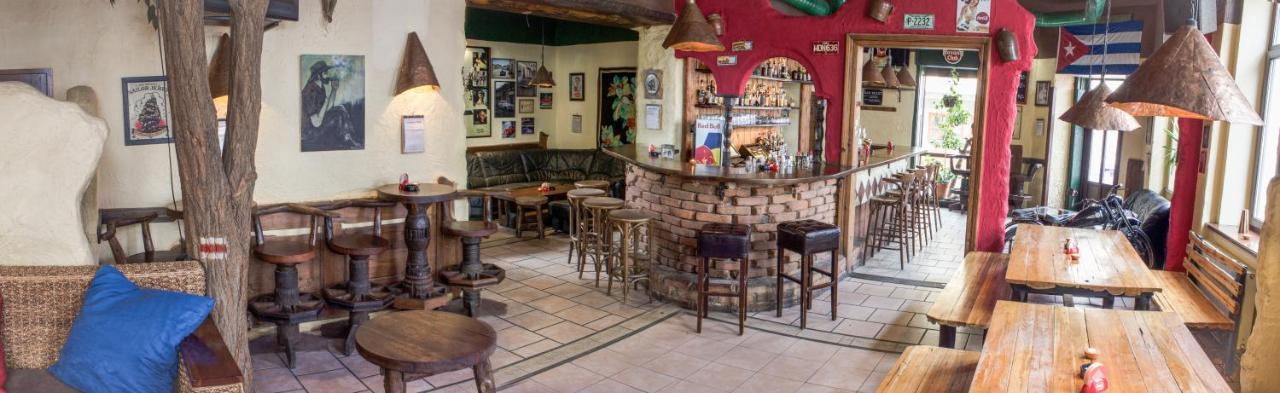Cuba Bar & Hostel Ческе-Будеёвице Экстерьер фото